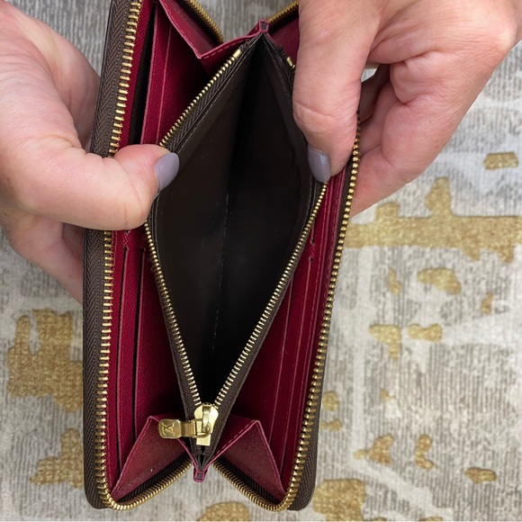 Louis Vuitton Clemence monogram wallet with fuschia interior. - Picture 5 of 8